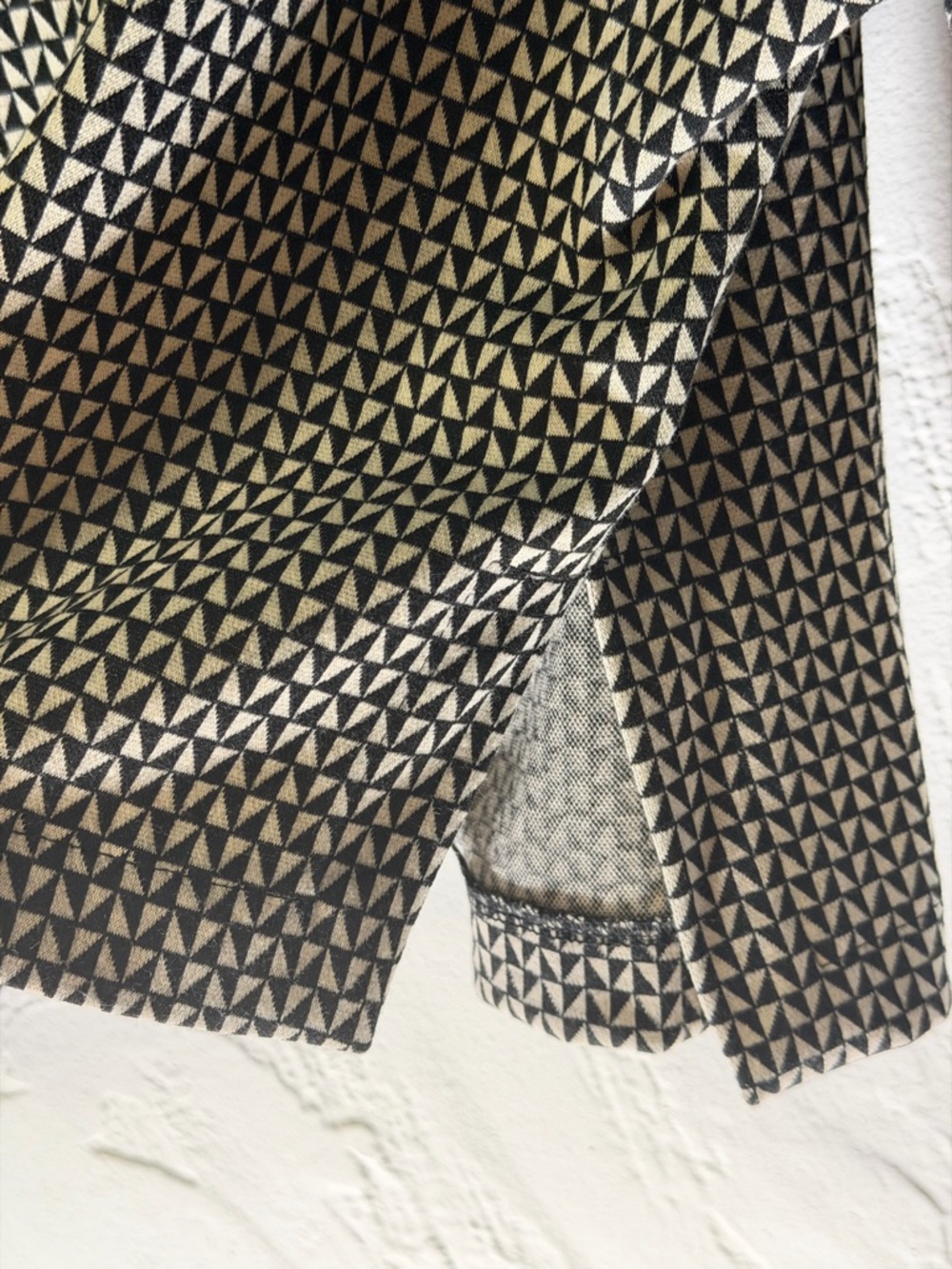 Max Studio Black and Cream Triangle-Print Top 3/4 sleeves box style - perfect - Picture 11 of 16
